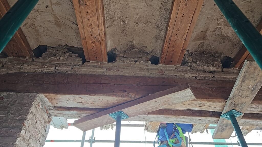SOS Madera Rehabilitación de vigas estructurales en calle Espartero Valencia